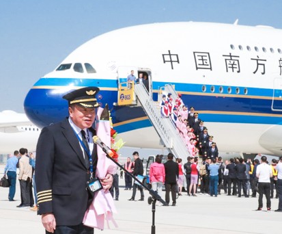 Kapitän des Airbus A380 nach der Landung: Der Superjumbo landete zu Testzwecken zum ersten Mal am neuen Airport von Peking.