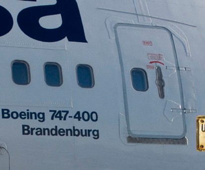 Unbefugten Zutritt verboten: Gesperrte Passagiere werden weit vor der Tür abgefangen.