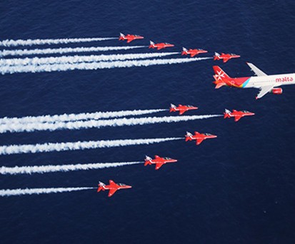 Formationsflug von Air Malta mit den Red Arrows der Royal Air Force im Jahr 2014: Die neue Fluglinie übernimmt 2024 von der alten.
