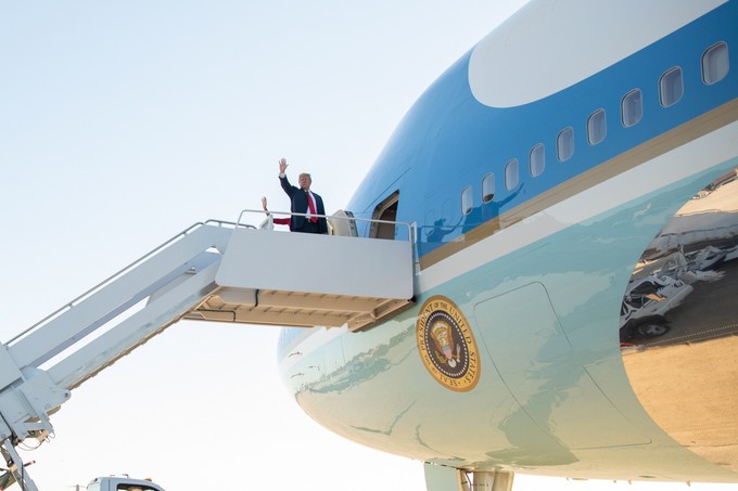 US-Präsident Donald Trump vor dem Eingang der Air Force One: Nicht zufrieden mit den Farben.