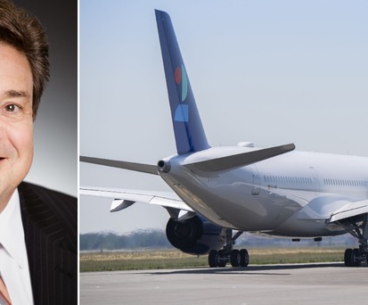ALC-Chef John Plueger und ein Airbus A350, den die Airline World 2 Fly von der Air Lease Corporation mietet.