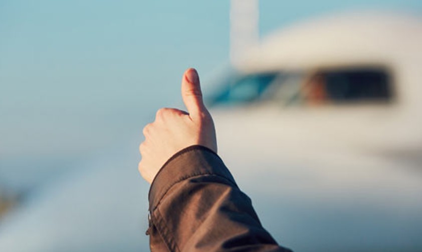 Daumen hoch: Die EU will sicherstellen, dass wirklich nur sichere Flieger in den Luftraum gelangen.