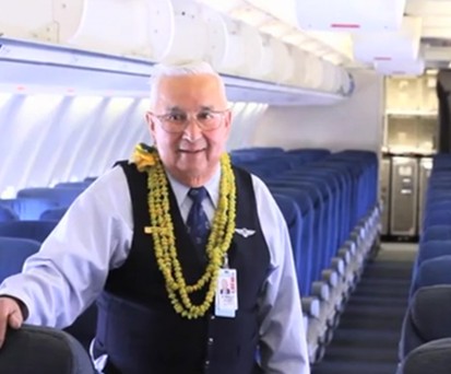 Ron Akana: United Airlines 63 Jahre treu.