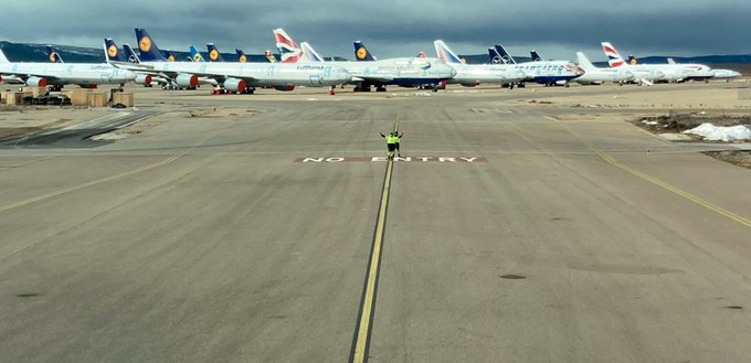 Den Piloten wird der Standplatz zugewiesen.