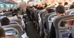 Passagiere im Flieger: Kaufen Tickets bisher meist einzeln.