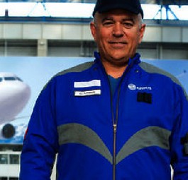 Die Uniform ist mit neuen und leichten Materialen genäht.