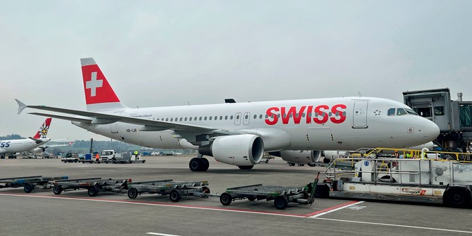 Airbus A320 mit dem Kennzeichen HB-IJR: Trägt als erstes Flugzeug die neue Lackierung.