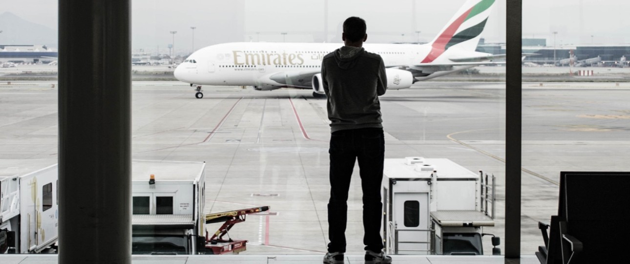 Passagier blickt auf Airbus A380 von Emirates: Fliegen wird wohl teurer.