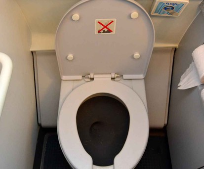 Eine Flugzeugtoilette: Ein Mann war dort eingesperrt.