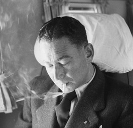 Passagier in einer DC-2 der Swissair: Damals war Rauchen noch völlig normal.