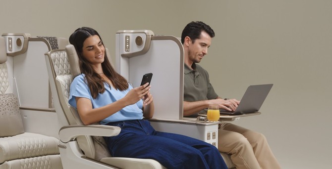 Emirates zeugte ihren neuen Premium-Econmy-Sitz: Der Sitz ist elektrisch und  mit einer Trennwand ausgestattet. 