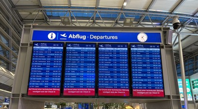 Anzeigetafel am Flughafen Düsseldorf: Es kommt aktueller aufgrund einer IT-Störung zu Verzögerungen,