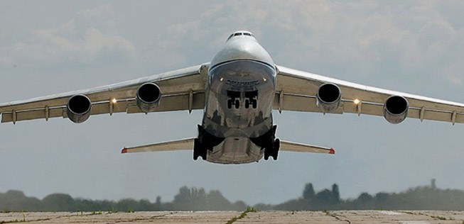 Den Erstflug absolvierte die 69 Meter lange Maschine mit einer Spannweite von 73,3 Metern 1982.