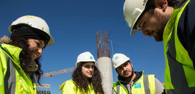 ...  aus vielen Ländern. Zuerst waren es vor allem Türken, dann ging es in die wichtigste Phase und seitdem arbeiten auch viele Gastarbeiter am neuen Airport.