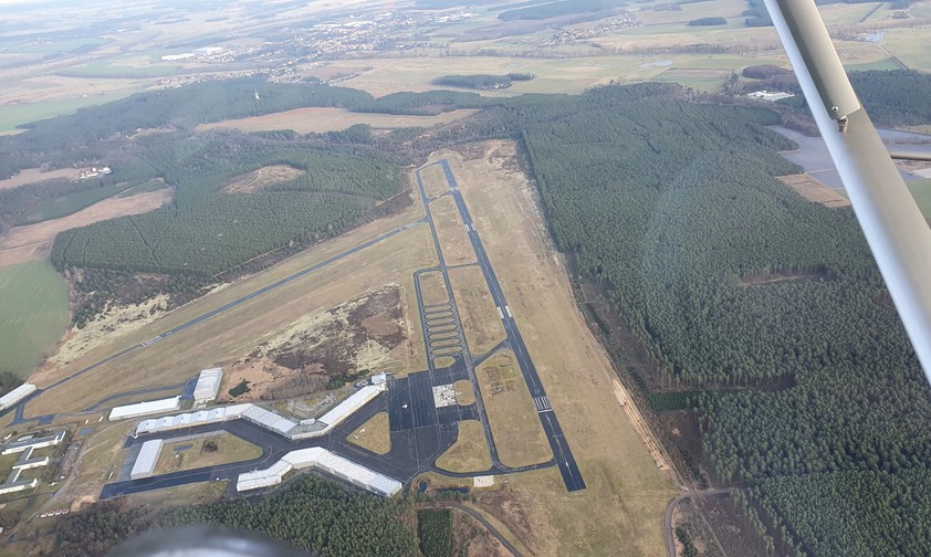 Der Flugplatz Schönhagen bei Berlin: Wegen des Staatsbesuchs des israelischen  Ministerpräsidenten muss der Luftverkehr für zwei Tage ruhen.