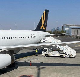 Der  aktuell älteste noch fliegenden Airbus A320: Das Flugzeug mit der Kennung ZS-GAR trögt die Lackierung von Lift.