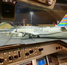 Blick aus dem Cockpit auf einen German-Airways Jet in den Farben von Braathens: Was wird aus der schwedischen Airline?