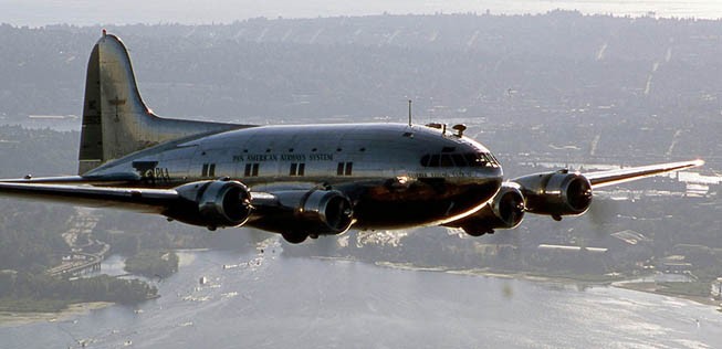 Das Model 307 Stratoliner von 1938 basierte auf dem Bomber B-17 und war das erste Passagierflugzeug mit Druckkabine. Der breite Rumpf sorgte für viel Platz. Passagiere konnten in Betten schlafen. Dank der hohen Dienstgipfelhöhe konnte die Boeing 307 auch Unwetter gut umfliegen. Geschwindigkeit: bis zu 396 Kilometer pro Stunde.