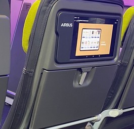 Essensbestellung über den  Bildschirm oder sogar das eigene Gerät: So sollen Airlines auch Daten sammeln, die dabei helfen, Foodwaste zu vermeiden.