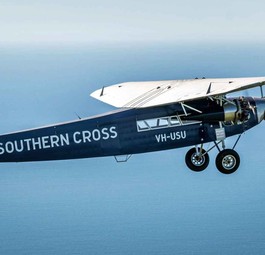 Der Nachbau der Southern Cross in der Luft: Das Flugzeug ist nach 21 Jahren wieder flugfähig.
