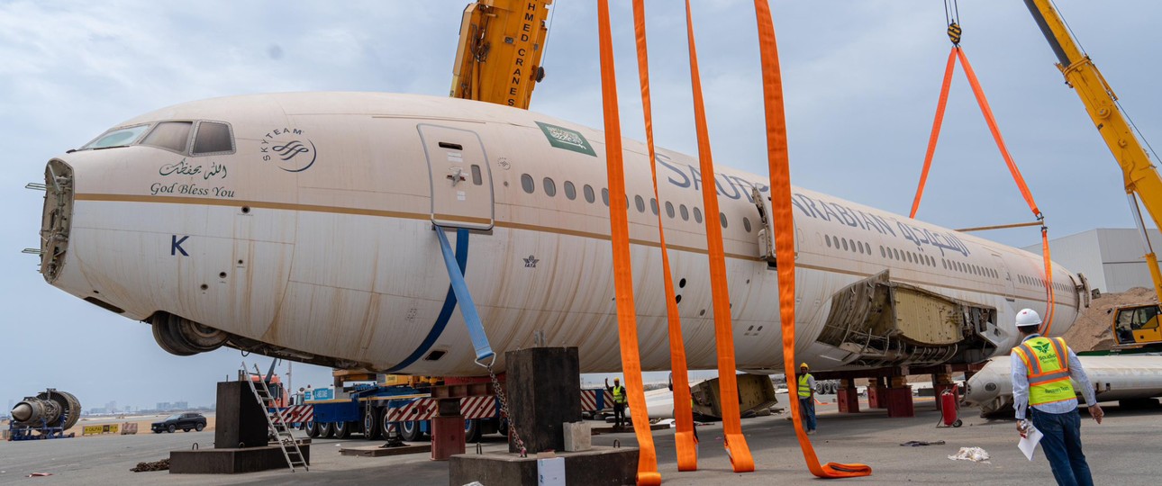 Vorbereitung einer der drei Boeing 777-200 von Saudia, die ...