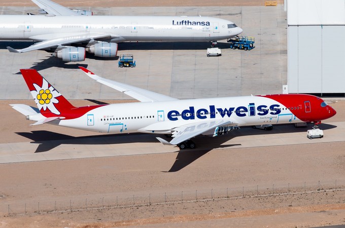 Foto aus Teruel im April 2025: Hinter dem Airbus A350 von Edelweiss steht die D-AIHT.