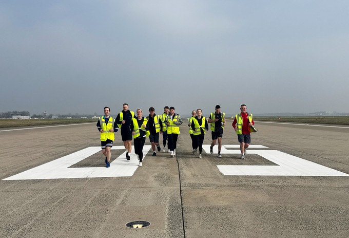 Flughafen Düsseldorf: Der Flughafen meldet, das Programm DUSaktivgestartet zu haben, bei dem die Start- und Landebahn in den frühen Morgenstunden zum Hotspot für Bewegung, Motivation und Teamgeist der Mitarbeitenden werde.