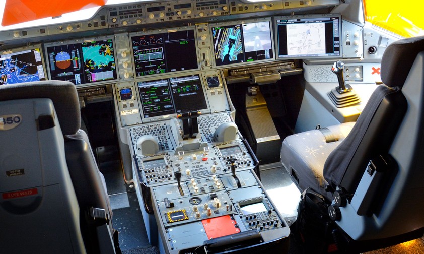 Mittelkonsole im A350-Cockpit: Kein guter Platz, um Getränke abzustellen.
