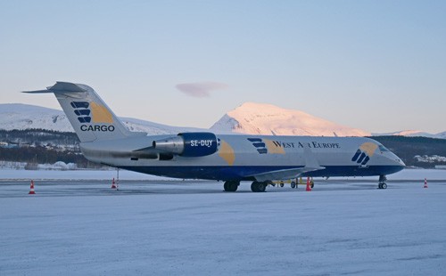 Neben Passagieren wird in Tromsø auch Fracht abgefertigt. West Air Europe beispielsweise ist für die Post unterwegs.