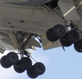 Fahrwerk einer Boeing 777: Welcher Airline der Jet gehörte, der das Teil verlor, ist noch ungeklärt.