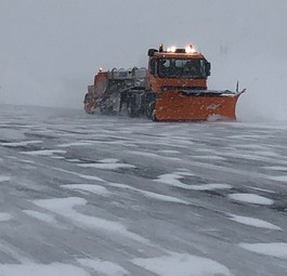Winterdienst am Flughafen Dortmund: Die Gerätschaften kamen am Montagmorgen (8. Februar) nicht schnell genug gegen das Eis an.
