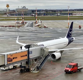 Lufthansa-Jet am Flughafen Hamburg (Archivbild): Der Airport hat viele Routen zu Lufthansa-Group-Drehkreuzen.