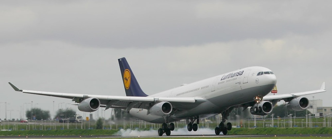 Airbus A340-300 von Lufthansa: Zu schwer für die Piste in Abuja.