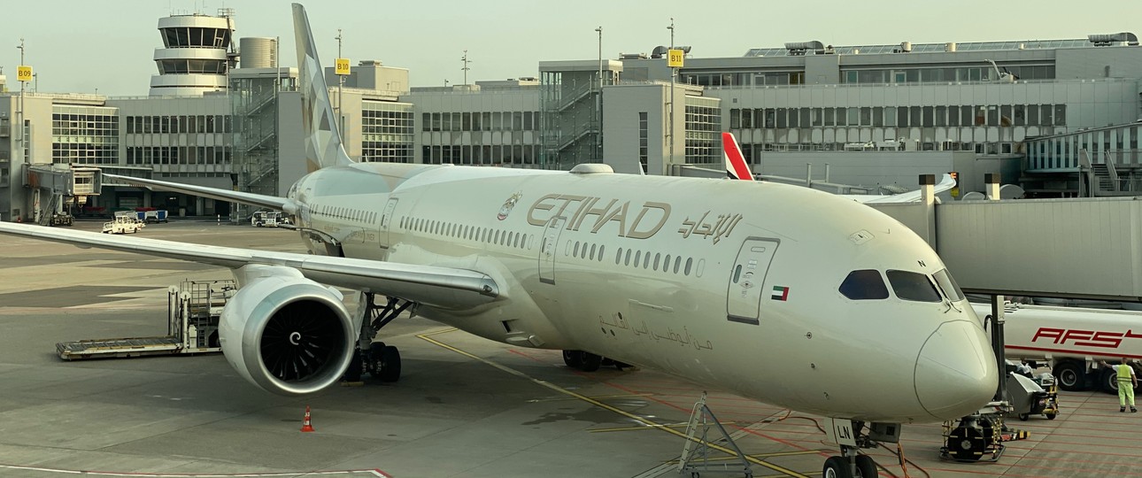 Die Boeing 787-9 vor dem Start in Düsseldorf: Etihad Airways bedient die Route ...