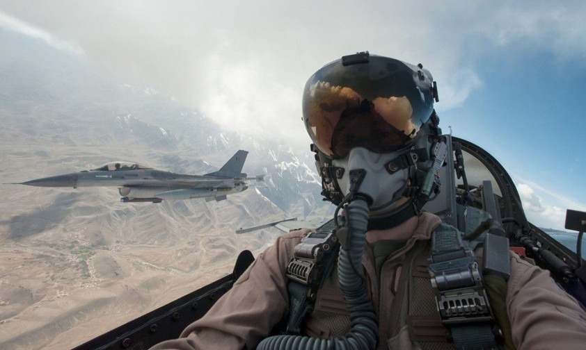 Pilot im Kampfjet: Zusammen sind sie stärker.