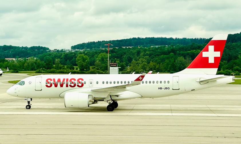 Airbus A220 von Swiss: Die Airline hat aktuell zu viele Flugbegleitende.