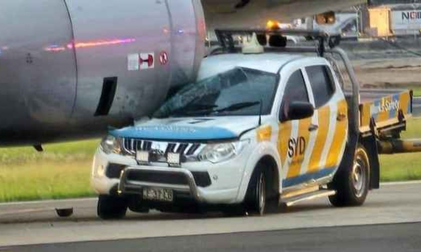 Ein Sicherheitsfahrzeug steckt in einem Triebwerk eines A320 fest: Der Fahrer wurde leicht verletzt.