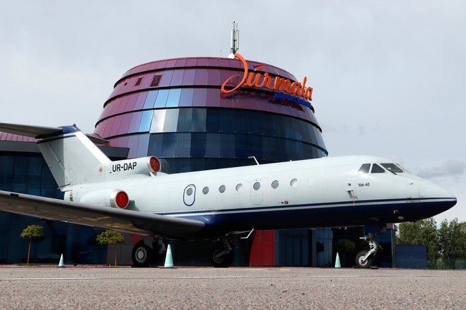 Eine abgestellte Yakovlev Yak-40 auf dem Vorfeld des Jurmala Airport.