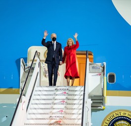 Joe Biden mit seiner Frau vor der Air Force One: Das Hellblau dürfte bestehen bleiben.