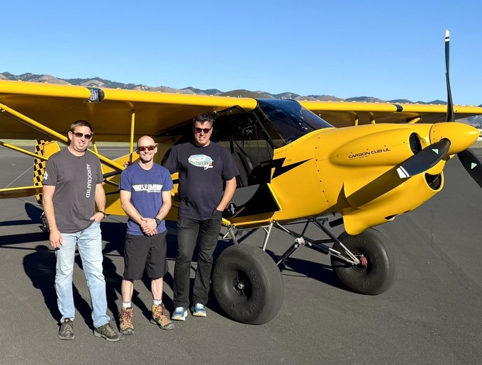 Jon Kotwicki eingerahmt von seinem Team.