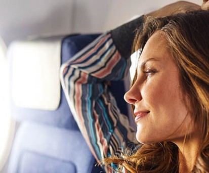 Economy-Passagierin: Ganz vorne muss sie künftig neu zahlen.