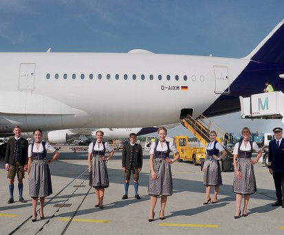 Lufthansas Trachtencrew: Eine Münchner Spezialität, einmal pro Jahr.