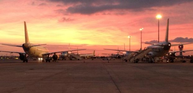 Auch wenn seine Tage lang sind. Wenn er zur Arbeit pendelt muss er den Flieger um 7.00 Uhr morgens erwischen, damit er um 9.30 Uhr am Pult sitzt.