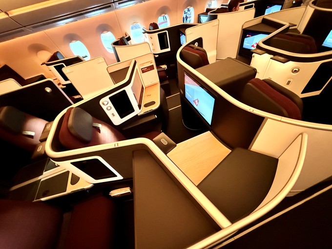 ... der Business Class-Sitz mit mehr Stauraum und Privatsphäre.