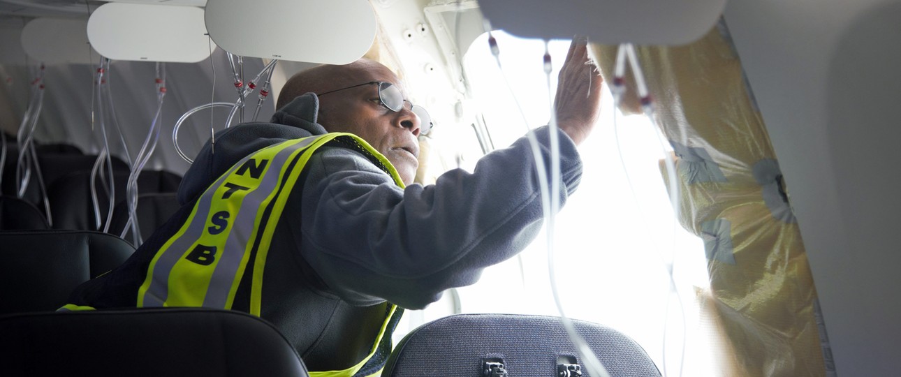 Ein Experte der NTSB untersucht die Stelle, aus der das Paneel bei Alaska Airlines ...