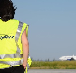 Mitarbeiterin und Flieger von Yakutia: Neue Destination.