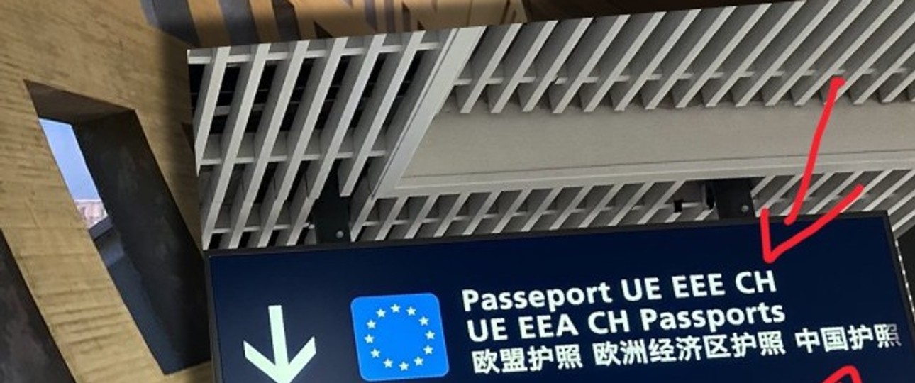 Flughafen Paris und Schild, um das es geht: Da hat sich ein Fehler eingeschlichen.