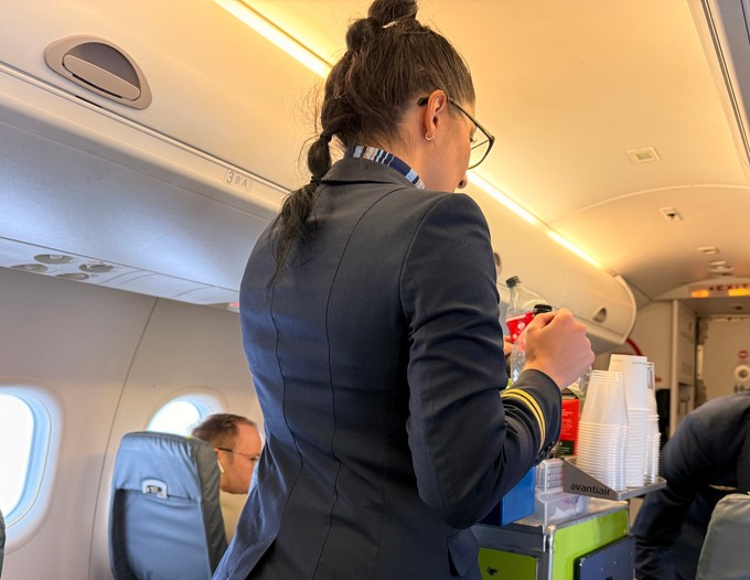 Air Uniqon bietet kostenlose Getränke für alle Fluggäste - und Sitzplatzreservierung.