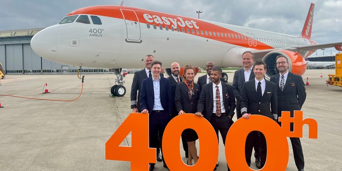 Mitarbeitende von Easyjet, Airbus und vom Triebwerksbauer CFM vor dem Jet.