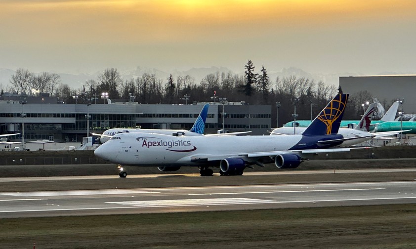 Der Abschied: Die Boeing 747-8 F mit dem Kennzeichen rollt am 1. Februar 2023 zum Anfang von Piste 16R des Paine Field.